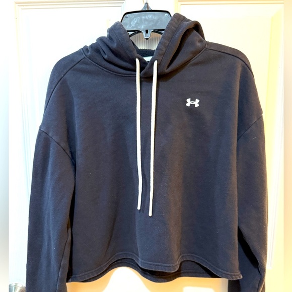 Under Armour Women's Athletic Black Cropped  Hoodie Sweatshirt running walking - Picture 1 of 5